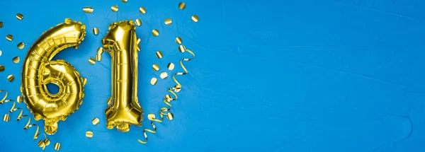 Χρυσό Αλουμινόχαρτο Νούμερο Κάρτα Γενεθλίων Επετείου Την Επιγραφή Μπλε Φόντο — Φωτογραφία Αρχείου