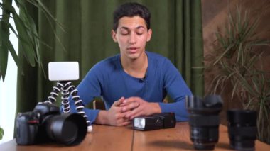 Fotoğrafçılar için video eğitimi, online kurslar. Bir Arap kameraya bakar ve flaş ve titreşimli ışıkla çalışmanın prensiplerinden bahseder. Bilgi işi ve satış kursları kavramı
