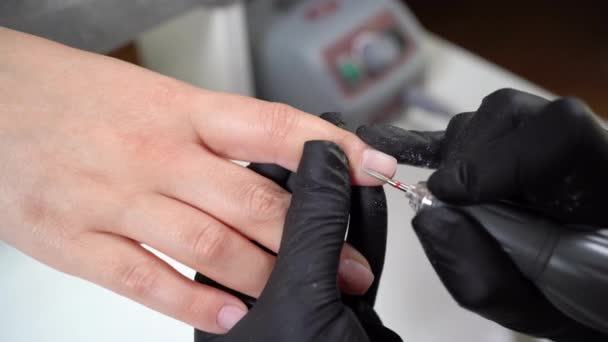 Manicure verwerkt de klanten nagelriemen met een hardware machine. Hardware manicure. Nagelriemen verwijderen met een snijplotter. Professionele manicure in de salon. — Stockvideo