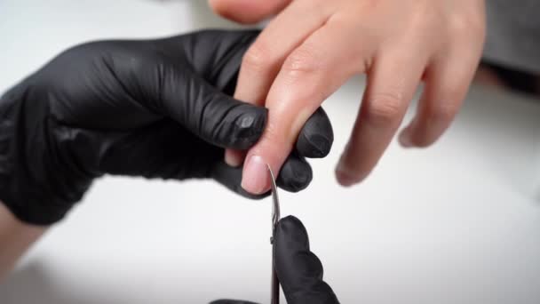 Manicure met nagelschaar verwijdert nagelriemen op vrouwelijke nagels in een schoonheidssalon. lichaamsverzorging. — Stockvideo