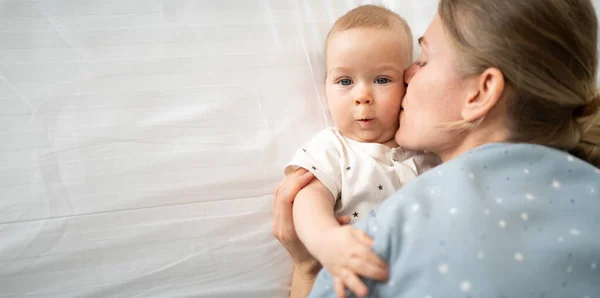 Retrato Una Madre Joven Bebé Recién Nacido Cerca Amor Madre — Foto de Stock