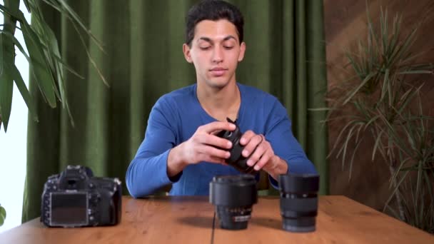 Veselý arabský učitel fotograf mluví na webkameru na konferenční hovor. trenére, učitel se dívá do kamery během webináře mluví o typech čoček. pohled na webcam. — Stock video