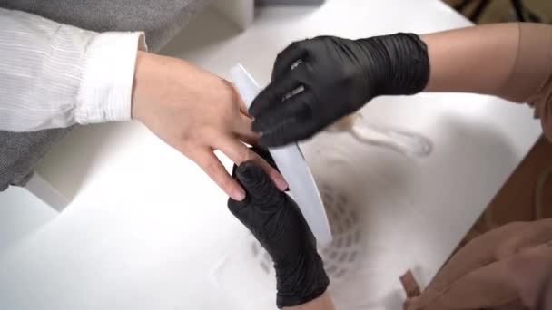 Handmatige manicure, ingediend de nagel met een bestand, de voorbereiding van de nagelplaat voor het aanbrengen van vernis, het verwijderen van oude vernis van de nagel — Stockvideo