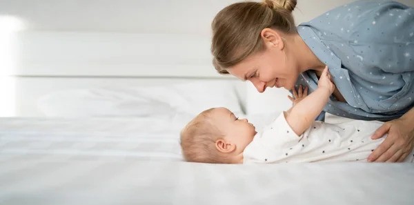 Joven Mamá Bebé Trom Dormitorio Madre Mujer Besando Pequeño Hijo — Foto de Stock