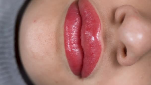 Usta kobiet po zabiegu tatuażu, stały makijaż ust w salonie piękności, piękno — Wideo stockowe