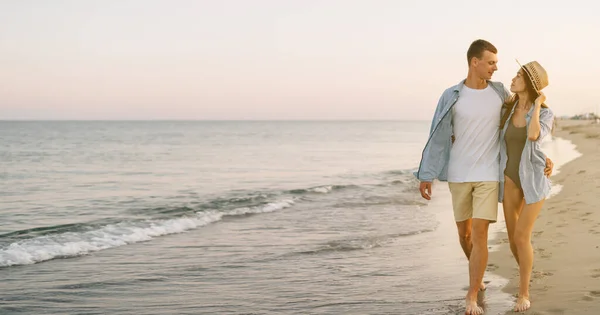 Young Happy Lovers Man Woman Hugging Walk Beach Evening Vacation — Stock Photo, Image