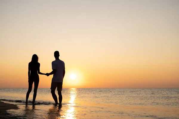 Ζευγάρι Ερωτευμένο Βιώνει Ρομαντικές Τρυφερές Στιγμές Στο Ηλιοβασίλεμα Στην Παραλία — Φωτογραφία Αρχείου