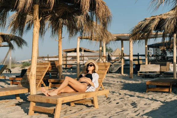 Uma Jovem Caucasiana Maiô Descansa Verão Uma Espreguiçadeira Uma Praia — Fotografia de Stock