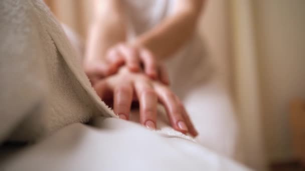 Masaj de mână la spa. Terapeut profesionist masaj o mână de femei. Plăcerea relaxantă. Osteopat, acupuncturist. Procedura de tratament a articulațiilor. — Videoclip de stoc