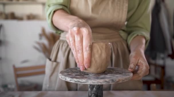DIY trabalho close-up de uma mão de mulheres criativas esculpir argila crua por moldagem de cerâmica em uma oficina de cerâmica durante um master class ou oficina em uma roda de oleiros. Conceito de artesã e artesã — Vídeo de Stock