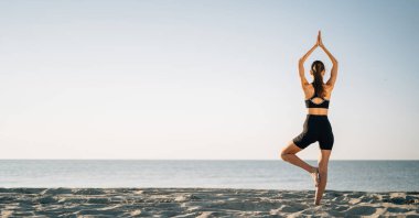 Kaygısız sakin kadın doğada meditasyon yapıyor. İç huzuru bulmak. Yoga pratiği. Ruhani yaşam tarzı. Dünyanın tadını çıkarmak, anti-stres terapisi, farkındalık meditasyonu. Pankart. Boşluğu kopyala.