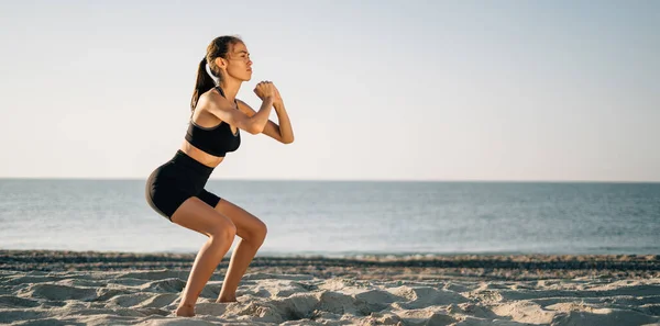 Fitness Mladá Žena Trénink Jádro Hýždě Tréninkem Tělesné Hmotnosti Zatímco — Stock fotografie