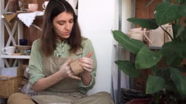 Çamurla çalışan kadın çömlekçi, seramik alanında el işi terapisi çömlekçi kadın çömlekçi. Sanatçı ham kille çalışıyor. Ben dikiş yaparım..