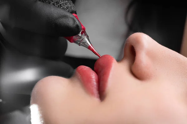 美容院的唇纹身 将色素涂在嘴唇上的过程 永久的唇妆 女性的美感 — 图库照片