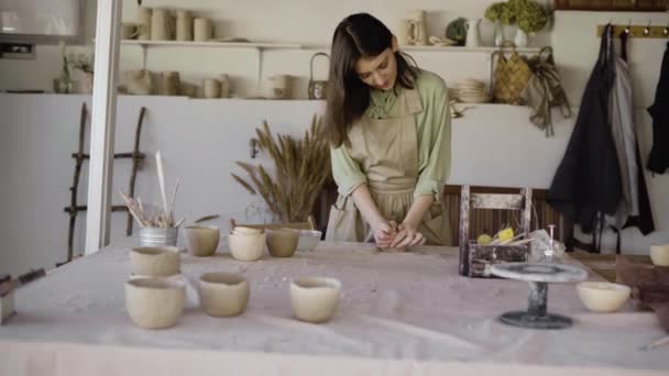 Ambachtelijke therapie op keramiek les vrouwelijke pottenbakker vormgeving van een pottenbakkersbeker. De kunstenaar werkt met rauwe klei. Ik doe naaldwerk. Ontwikkeling van artistiek vermogen en talent. — Stockvideo