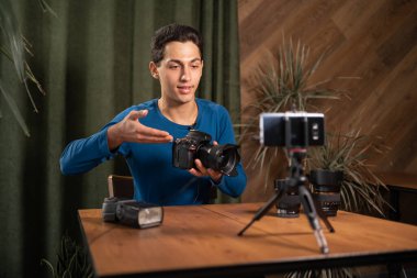 Fotoğrafçı, kamera ayarlarını gözden geçirir ve bir video dersi kaydeder. İnternetteki eğitim fotoğrafları, fotoğrafçılık kursları