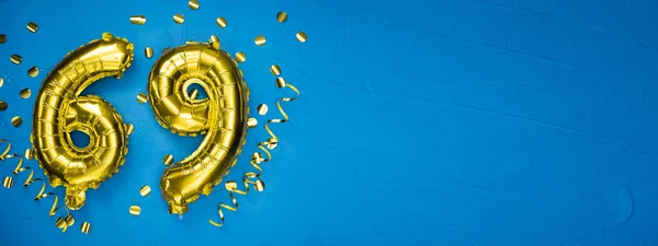 Νούμερο Εξήντα Εννέα Χρυσό Κίτρινο Αλουμινόχαρτο Μπαλόνι Μπλε Φόντο Από — Φωτογραφία Αρχείου