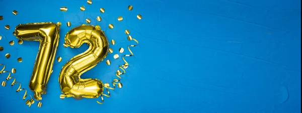 Χρυσό Κίτρινο Αλουμινόχαρτο Μπαλόνι Μπλε Σκυρόδεμα Φόντο Νούμερο Εβδομήντα Δύο — Φωτογραφία Αρχείου