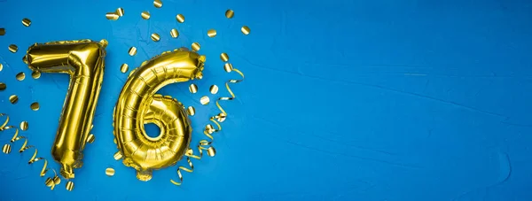 Palloncino Lamina Giallo Oro Sfondo Cemento Blu Numero Biglietto Compleanno — Foto Stock