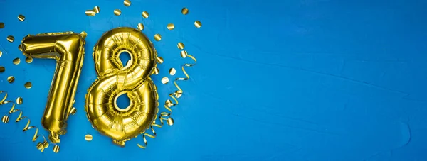 Χρυσό Κίτρινο Αλουμινόχαρτο Μπαλόνι Στο Μπλε Σκυρόδεμα Νούμερο Κάρτα Γενεθλίων — Φωτογραφία Αρχείου