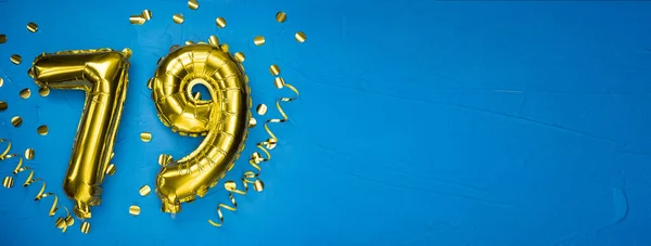 Χρυσό Κίτρινο Αλουμινόχαρτο Μπαλόνι Στο Μπλε Σκυρόδεμα Νούμερο Εβδομήντα Εννέα — Φωτογραφία Αρχείου