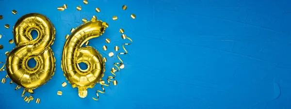 Χρυσό Κίτρινο Αλουμινόχαρτο Μπαλόνι Μπλε Σκυρόδεμα Αριθμό Υποβάθρου Ογδόντα Έξι — Φωτογραφία Αρχείου