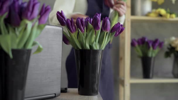 Conceito europeu de floricultura. Uma florista feminina cria um belo buquê de tulipas. Belo buquê fresco. Educação, mestrados e cursos de floricultura. — Vídeo de Stock