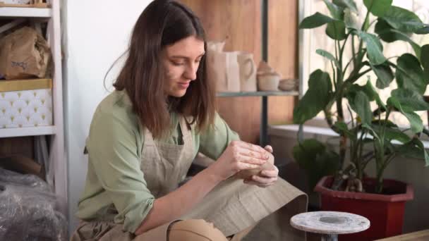 Kvinna keramik arbetar med lera, Hantverk terapi kvinnlig keramik i förkläde forma en keramik kopp. Konstnären arbetar med rå lera. Jag gör nålarbete.. — Stockvideo