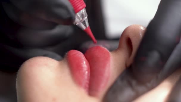 Güzellik salonunda dudak dövmesi, dövme makinesi kullanan kadın dudaklarının kalıcı makyajı, güzellik — Stok video