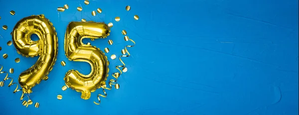 Χρυσό Κίτρινο Αλουμινόχαρτο Μπαλόνι Στο Μπλε Σκυρόδεμα Νούμερο Κάρτα Γενεθλίων — Φωτογραφία Αρχείου