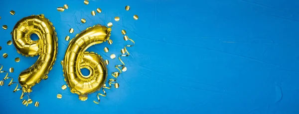 Χρυσό Κίτρινο Αλουμινόχαρτο Μπαλόνι Στο Μπλε Σκυρόδεμα Νούμερο Ενενήντα Έξι — Φωτογραφία Αρχείου