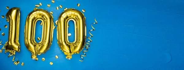Goldgelber Folienballon Auf Blauem Betonhintergrund Nummer Hundert Geburtstags Oder Jubiläums — Stockfoto