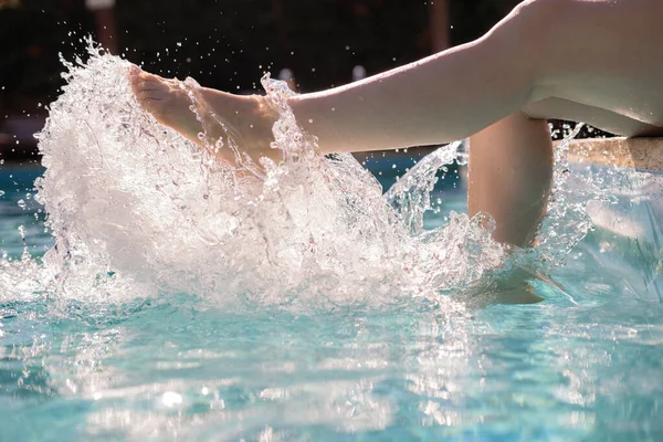 Detailní Záběr Ženských Nohou Kaluži Vody Dáma Odpočívající Létě Letovisku — Stock fotografie