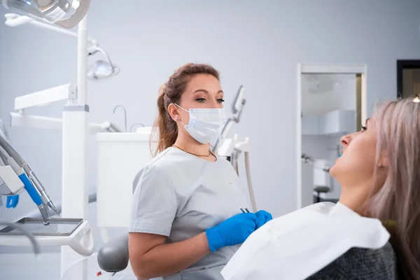 Una Dentista Uno Studio Dentistico Sta Parlando Con Una Paziente — Foto Stock