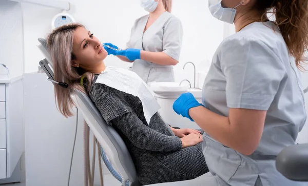 Piękna Biała Dziewczyna Bólem Zęba Siedzi Fotelu Dentystycznym Profesjonalny Dentysta — Zdjęcie stockowe