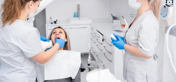 Dłonie Dentysty Robią Prześwietlenie Szczęki Młodej Kobiecie Klinice Dentystycznej Pojęcie — Zdjęcie stockowe