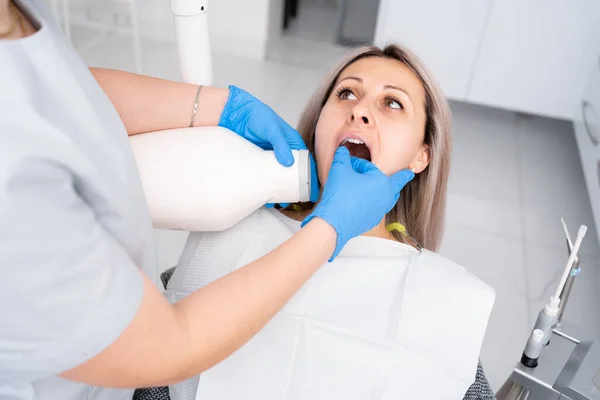 Wizyta Dentysty Lekarz Dentysta Robi Prześwietlenie Zębów Pacjentce Pojęcie Leczenia — Zdjęcie stockowe