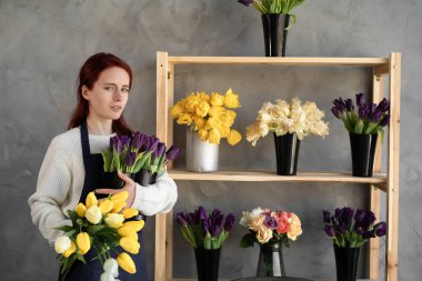 Satılık kompozisyon, el yapımı ev dekorasyonu ya da düğün dekorasyonu için güzel lale çiçekleri kullanan genç bir dekoratörün portresi. Boşluğu kopyala.
