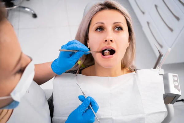 Biała Kobieta Przyjęciu Dentysty Lekarz Przeprowadza Badanie Zębów Pomocą Narzędzi — Zdjęcie stockowe
