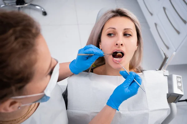 Dentysta Pacjent Gabinecie Dentystycznym Biała Kobieta Wizycie Lekarza Lekarz Przeprowadza — Zdjęcie stockowe