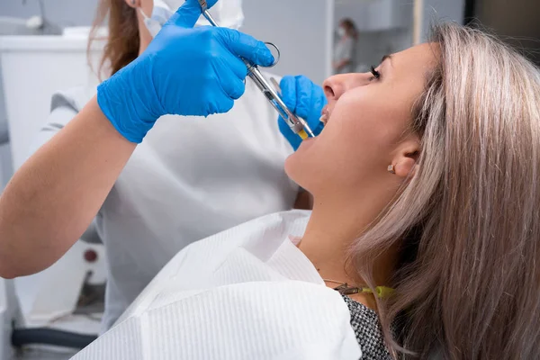 Portret Kaukaskiej Kobiety Przyjęciu Dentysty Lekarz Wykonuje Wstrzyknięcie Znieczuleniem Stomatologicznym — Zdjęcie stockowe