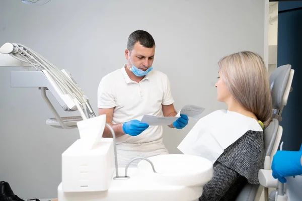 Una Piccola Conversazione Tra Paziente Dentista Che Prepara Controllo Dentale — Foto Stock