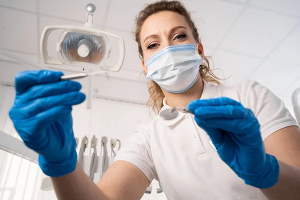 Solo Dentista Tiene Mano Strumenti Dentali Guarda Telecamera Punto Vista — Foto Stock