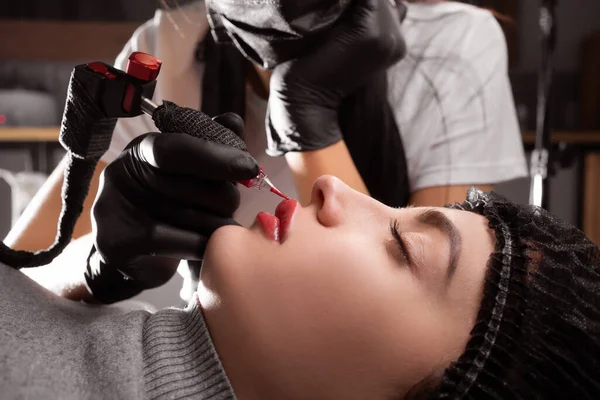 Trucco Permanente Trattamenti Bellezza Spa Giovane Donna Tatuaggio Sul Viso — Foto Stock