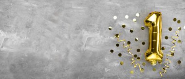 Sarı folyo balon numarası, beton arka planda bir numara. 1 harfli doğum günü kartı. Yıldönümü konsepti. Yıldönümü, doğum günü, yeni yıl kutlaması için. afiş, boşluğu kopyala.