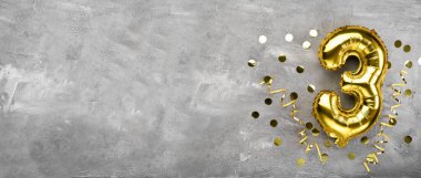 Sarı folyo balon numarası, beton arka planda üç numara. 3 harfli doğum günü kartı. Yıldönümü konsepti. Yıldönümü, doğum günü, yeni yıl kutlaması için. afiş, boşluğu kopyala.