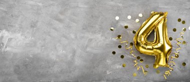 Sarı folyo balon numarası, beton arka planda dört numara. 4. yaş günü kartı. Yıldönümü konsepti. Yıldönümü, doğum günü, yeni yıl kutlaması için. afiş, boşluğu kopyala.