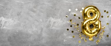 Sarı folyo balon numarası, beton arka planda sekiz numara. Üzerinde 8 yazan doğum günü kartı. Yıldönümü konsepti. Yıldönümü, doğum günü, yeni yıl kutlaması için. afiş, boşluğu kopyala.