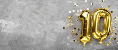 Sarı folyo balon numarası, on numara beton arka planda. 10. yaş günü kartı. Yıldönümü konsepti. Yıldönümü, doğum günü, yeni yıl kutlaması için. afiş, boşluğu kopyala.