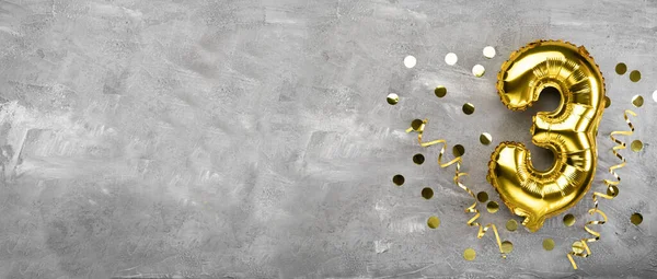 Sarı folyo balon numarası, beton arka planda üç numara. 3 harfli doğum günü kartı. Yıldönümü konsepti. Yıldönümü, doğum günü, yeni yıl kutlaması için. afiş, boşluğu kopyala.